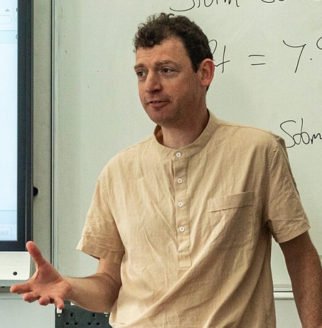 Oliver-Kohli-in-front-of-whiteboard